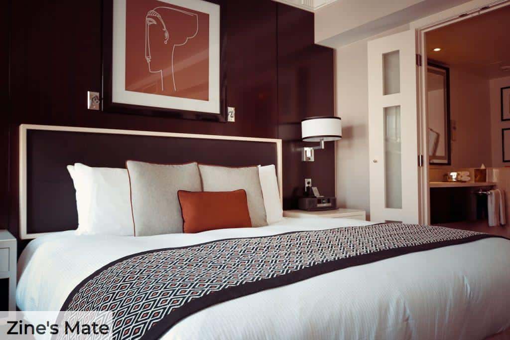 hotel room, bed, pillows